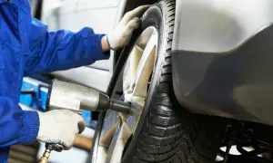 Ile kosztuje łatanie opony? Sprawdź ceny i co wpływa na koszt naprawy