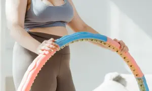 Frau zerlegt einen Hula Hoop Reifen in bunte Segmente.