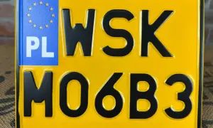 Żółta tablica rejestracyjna z literami WSK i cyframi MO6B3. PL.
