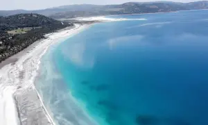 Turkusowa woda i białe plaże tworzą krajobraz jak z bajki. To prawdziwe tureckie Malediwy, gdzie można poczuć się jak na rajskiej wyspie.
