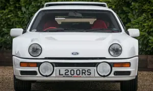 Vit Ford RS200 med röda säten, redo för rally.