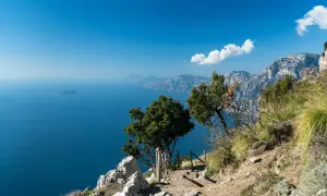 Sentiero degli Dei: un sentiero panoramico con vista sul mare blu e montagne. La mappa ideale per esplorare questo paradiso.