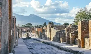 Spacerem po starożytnych ulicach Pompejów, z Wezuwiuszem w tle. Niezapomniane wrażenia z pompeje zwiedzanie.