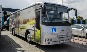 Autosan Lider 10 z literą L na przedzie, symbolizujący naukę jazdy. Sprawdź, jaka jest prawo jazdy kat D cena.