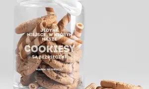 Słoik pełen ciastek, z białym napisem "COOKIESY SĄ BEZPIECZNE".