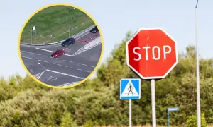 Czerwony samochód ignoruje znak STOP, ryzykując niezatrzymanie się na stopie. W tle czarny samochód czeka.