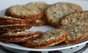 Krispiga havreflarn med en härlig chokladfyllning. Perfekta att bjuda på eller njuta av själv.