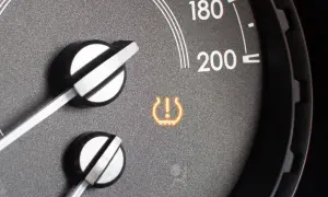 Kontrolka TPMS Toyoty ostrzega o niskim ciśnieniu w oponach. Programowanie czujników TPMS jest kluczowe dla bezpieczeństwa.