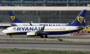 Dwa samoloty Ryanair na płycie lotniska. Jeśli masz problem z lotem, sprawdź, jak złożyć Ryanair reklamacje.