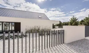 Jak zrobić ogrodzenie z betonu architektonicznego? Poradnik DIY