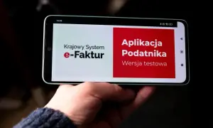 Na ekranie smartfona widnieje napis "Krajowy System e-Faktur" oraz "Aplikacja Podatnika - wersja testowa". To ważny krok w kierunku cyfryzacji, gdzie każdy ksef token będzie kluczem do systemu.