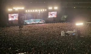 Ogromny tłum na koncercie Iron Maiden w Warszawie. Na scenie zespół, a na telebimach zbliżenia.