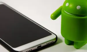 Zielony robot Android obok telefonu. Gdzie jest galeria w Motoroli?