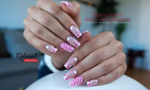 Dłonie z manicurem hybrydowym w stylu френч, zdobione różowymi groszkami i białymi kropkami.