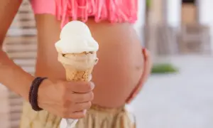 Schwanger und Lust auf Softeis? Ein süßer Moment der Vorfreude.