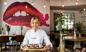 Chef sonríe con un plato de comida en "La Clandestina", uno de los mejores restaurantes Zaragoza centro.