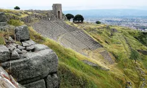Starożytny teatr w **Pergamon** wznosi się na zboczu góry, oferując widok na miasto.