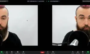 Test kamery: mężczyzna z brodą i różowym irokezem przed mikrofonem, w dwóch oknach.