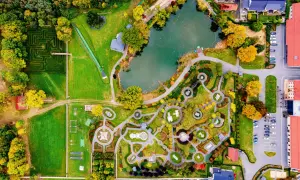 Park miniatur Olszowa cennik: zobacz z lotu ptaka labirynt, jezioro i miniaturowe budowle. Idealne miejsce na rodzinny wypad!