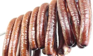 Wędzenie kiełbasy krok po kroku: Kluczowa rola temperatury