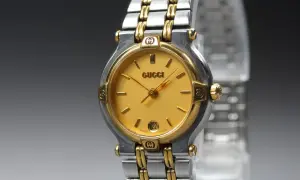 Elegante reloj Gucci mujer antiguo, con esfera dorada y detalles en acero y oro. Un clásico atemporal.