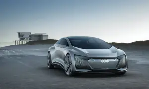 Srebrny Audi A9 AI:CON na tle nowoczesnego domu na wydmach. Futurystyczny design, podświetlany grill.