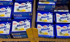 Opakowania masła Pilos ekstra 82% w sklepie.