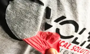 Skuteczne sposoby na to, jak odkleic naklejke z bluzy bez uszkodzeń