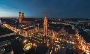 Nocne monachium zwiedzanie: Rynek Główny z jarmarkiem bożonarodzeniowym, Nowy Ratusz i Frauenkirche w blasku świateł.
