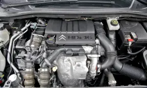 Silnik 1.6 HDI z widocznym logo Citroen. Widać turbosprężarkę, przewody i elementy układu dolotowego.