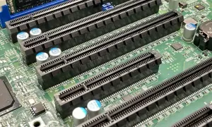 Szereg złączy PCI Express (PCIe) na płycie głównej, gotowych na nowe karty rozszerzeń. Widać różnice między starszymi standardami PCI a nowszymi PCIe.