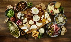 Ein Fest für Genießer: Vielfältige Käsesorten, Oliven, Pilze, Spargel und Aufschnitt laden zu gemütlichen Tapas zuhause ein.