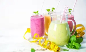 Kolorowe smoothie, w tym koktajl z ananasa, z miętą i miarką, idealne na zdrową dietę.