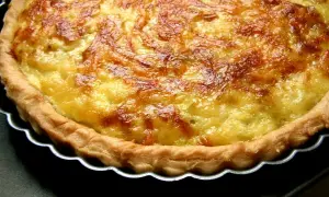 Une délicieuse tarte aux poireaux à l'ancienne, dorée et appétissante, sort du four.