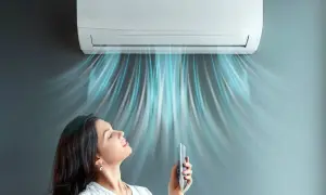 Donna gode dell'aria fresca da un condizionatore 12000 BTU. Il costo installazione condizionatore 12000 btu è un investimento per il comfort.