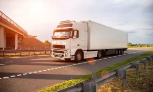 Ile pali TIR na 100 km? Poznaj realne zużycie i oszczędzaj!