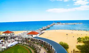 Sopot co warto zobaczyć: Molo, plaża i promenada tętnią życiem. Idealne miejsce na spacer i podziwianie Bałtyku.