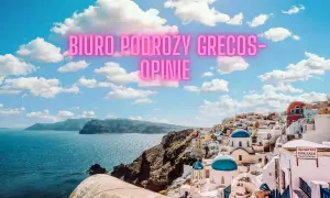 Santorini z błękitnymi kopułami i białymi domami. Biuro Podróży Grecos - opinie o wakacjach.