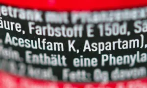 Zutatenliste zeigt Aspartam, ein Süßstoff, der in Almased enthalten ist. Manche Studien deuten auf eine mögliche krebserregende Wirkung hin.