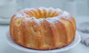 Puszysta babka na oleju, oprószona cukrem pudrem, czeka na kawę.