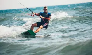 Kitesurfing: Jak dobrać sprzęt? Uniknij błędów, pływaj bezpiecznie!