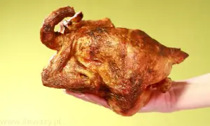 Ile kalorii ma 100g kurczaka? Wpływ części i obróbki na kcal