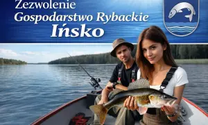Młoda kobieta trzyma złowioną rybę na łodzi. W tle mężczyzna i jezioro. Zezwolenie Gospodarstwo Rybackie Ińsko.