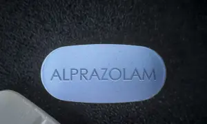 Niebieska tabletka z napisem "ALPRAZOLAM". Czy alprox jest bezpieczny? Czy to psychotrop?