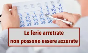 Mani che sfogliano un calendario, con la scritta "Le ferie arretrate non possono essere azzerate".