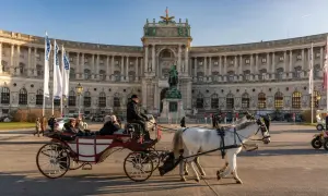 Wiedeń co zwiedzić w 2 dni? Przejażdżka dorożką przed Hofburgiem to świetny pomysł na początek!