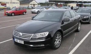 Svart VW Phaeton med registreringsskylten LAO 621 parkerad vid en gränsstation.