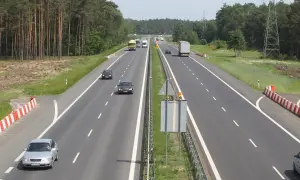 Na autostradzie ruch jest spory, a jeden z kierowców zdecydował się na wyprzedzanie z prawej strony.