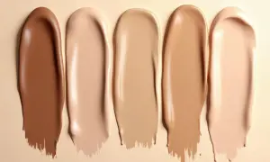 Cinq échantillons de fond de teint, du plus foncé au plus clair, pour vous aider à choisir la teinte parfaite.
