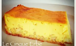 Una fetta di torta di riso ligure, con una base croccante e un ripieno cremoso e dorato.